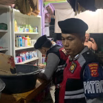 Gelar Patroli Malam, Polisi Amankan Puluhan Botol Miras