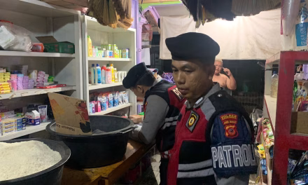 Gelar Patroli Malam, Polisi Amankan Puluhan Botol Miras