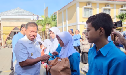 Belum Tercover KIP, Bupati Majalengka Salurkan Bantuan Pendidikan bagi Siswa Tidak Mampu