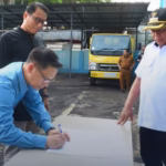 Perkuat Layanan Kebersihan, Bupati Eman Serahkan Truk Sampah Baru