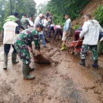 TNI Koramil Argapura Bergerak Cepat Bantu Penanganan Longsor Tutup Akses Jalan Desa Sukadana Majalengka
