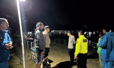 Polsek Kadipaten Sigap Tangani Luapan Sungai Cilutung di Blok Cihaliwung