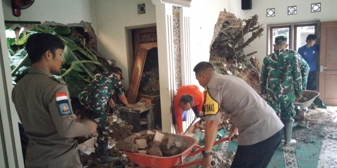 Polsek Maja Bersama TNI dan Warga Gotong Royong Bangun Musola Ar Ridwan di Maja Selatan