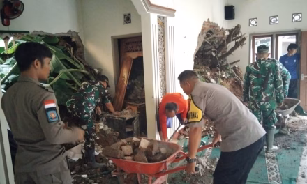 Polsek Maja Bersama TNI dan Warga Gotong Royong Bangun Musola Ar Ridwan di Maja Selatan