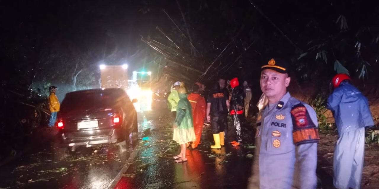 Respons Cepat Satuan Pamapta Polres Majalengka Tangani Tanah Longsor di Kecamatan Maja